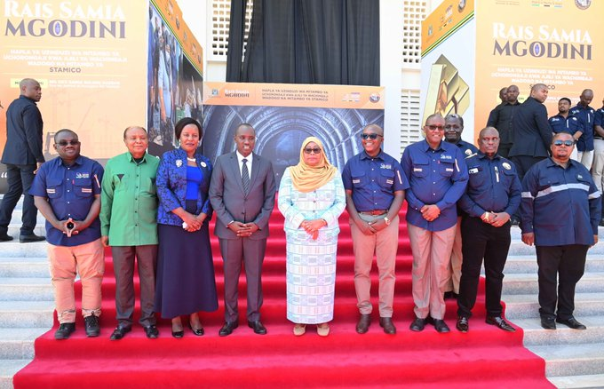 Hon. President Samia Suluhu Hassan in a photo with the Deputy Prime Minister and Minister of Energy, Hon. Doto Biteko, Minister of Minerals Hon. Anthony Mavunde, Dodoma Regional Commissioner Hon. Rosemary Senyamule, and the Chairman of the Revolutionary Party (CCM) in Dodoma Region, Mr. Adam Kimbisa.





